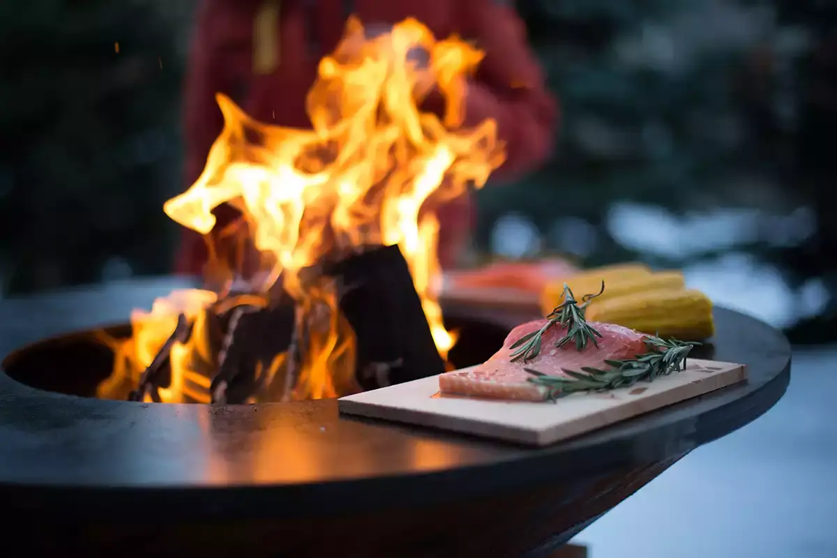 Ofyr Kochen und Grillen auf der Feuerplatte mit Räucherbrettchen