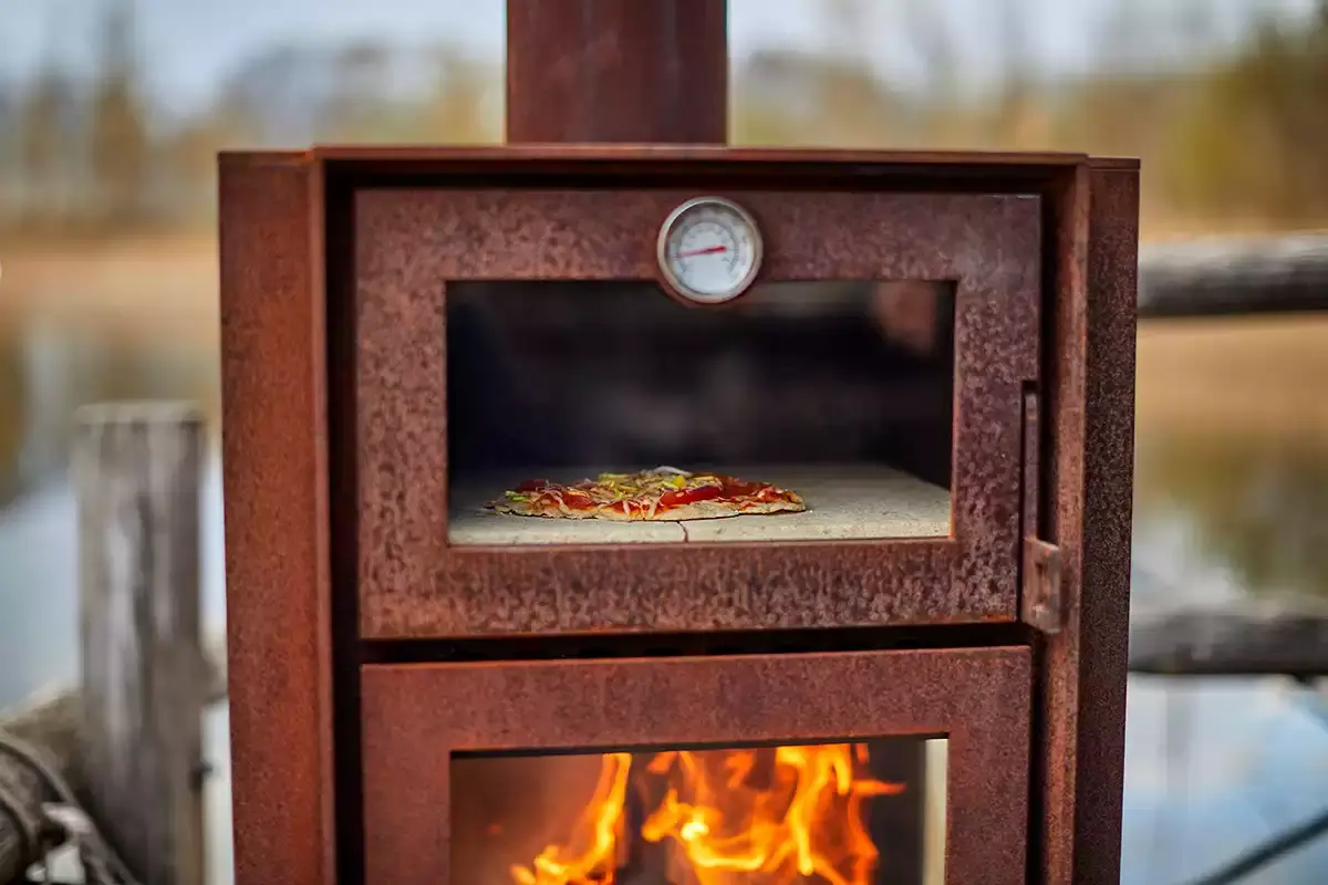 Pizzabacken im Backfach über dem Feuer Quercus von RB73