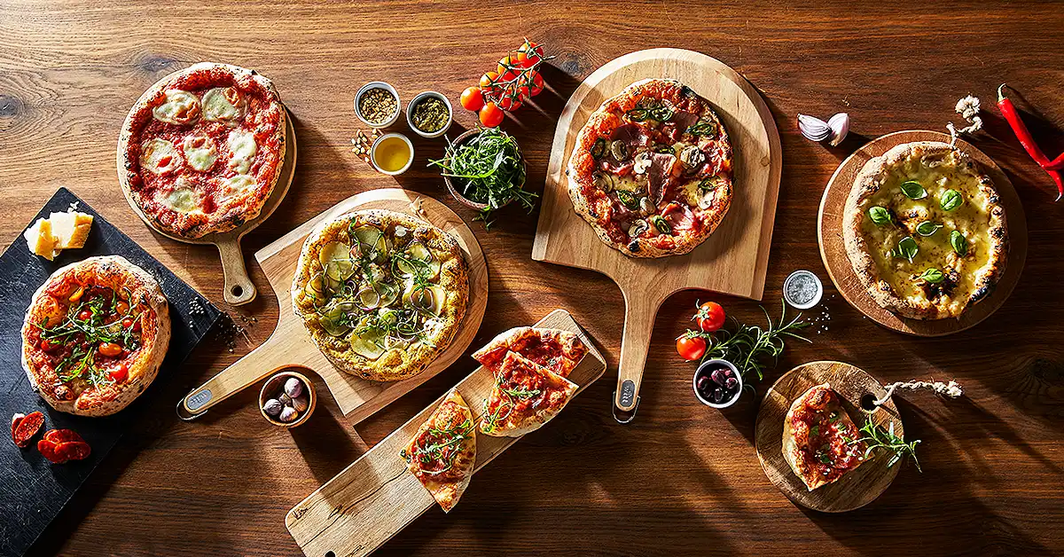 Pizza auf der Schaufel serviert - Pizzaschaufeln aus Holz in 2 Größen